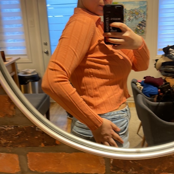 Beautiful salmon colour v-neck top buttoned with long sleeves from Zara - Picture 3 of 10